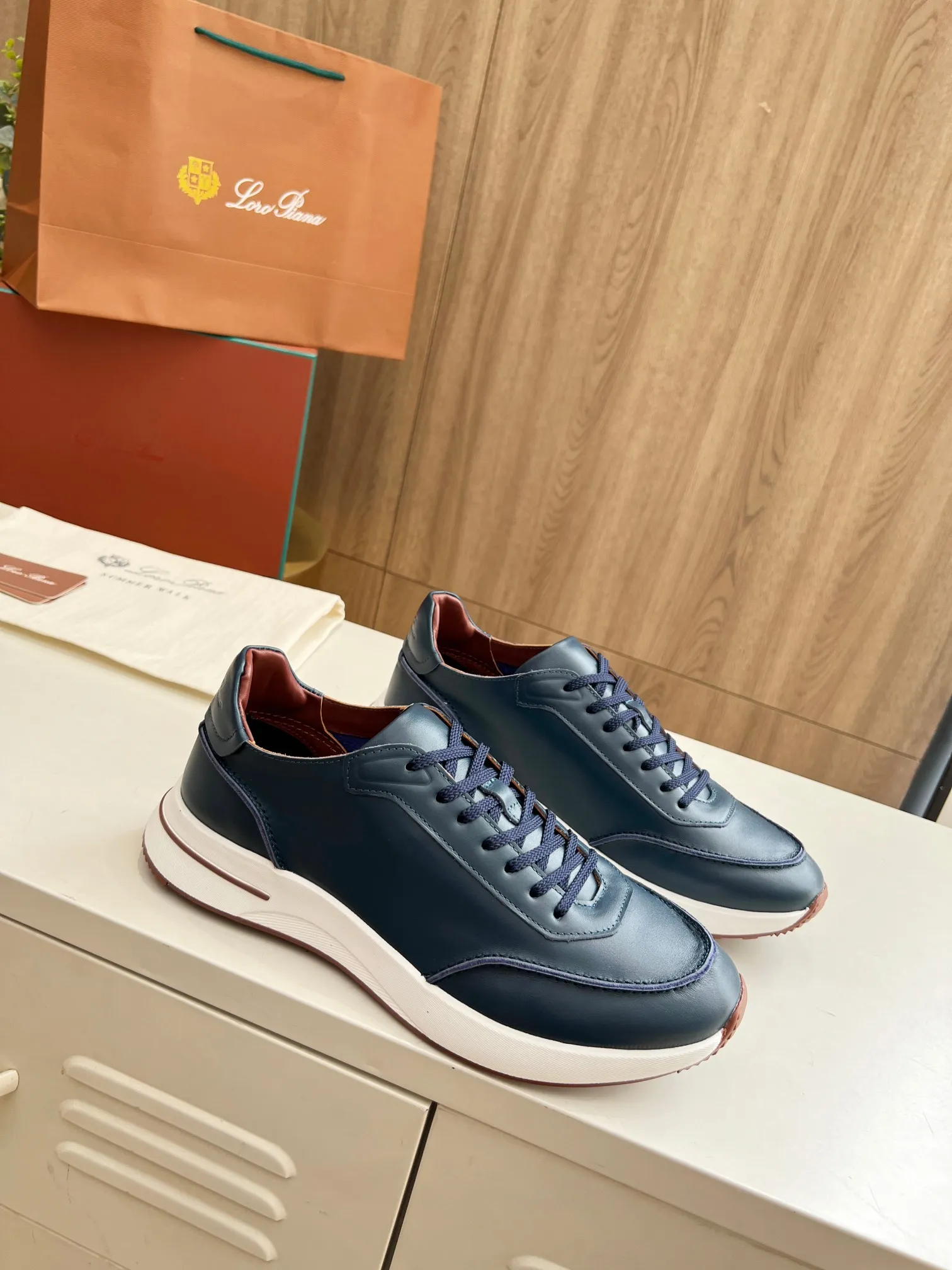 Men's Men's Shoes 💰620 👑Loro Piana* Purchase the original 1:1 copy. Founded the existing Loro Piana company on April 24, 1924. It is now the sixth generation of family business, providing high-quality products to customers who are discerning about taste and quality. Imported calfskin fabrics. The interior is made of imported A-grade water-dyed cow lining. 💝 Focus on top quality, pay for what you pay, and compare the inner details. Original authentic packaging. Code number: 39-45